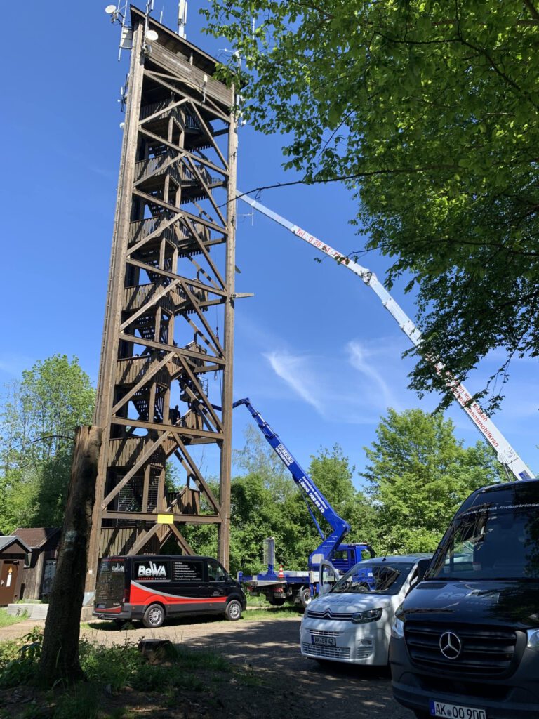 Raiffeisenturm in Beul bei Altenkirchen während der Sanierung – Holz-Aussichtsturm mit neuen Stahlträgern zur Stabilisierung.