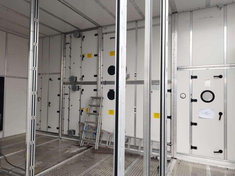 Innenansicht eines Lüftungs- und Klimacontainers – technische Installation für die Stadt Leverkusen.