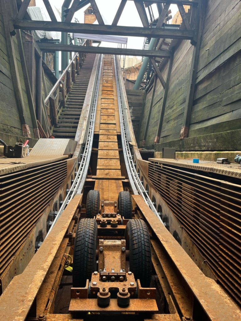 Blick entlang der neuen Schienenführung der Wildwasserbahn im Phantasialand Brühl nach Sanierung durch BEWA Industrieservice.